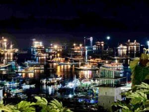 Suasana malam labuan bajo dengan gemerlap kapal phinisi