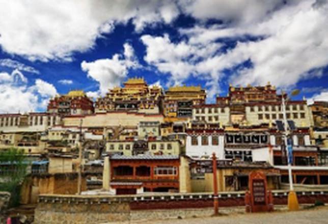 Songzanlin monastery di Shangri-La, kompleks biara bergaya Tibet dengan atap keemasan di lereng bukit